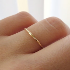 Fine bague en or, bague en or, bague en or 14 carats, bague superposée en or, bague en or massif, jonc en or, bague en or simple, bague délicate, bague minimaliste, 1 mm