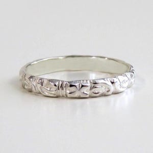 Fascia in argento, fascia in argento floreale, anello in argento, anello in argento sterling, anello in argento a strati, anello in argento con motivo, fede nuziale, fede nuziale SMA 9