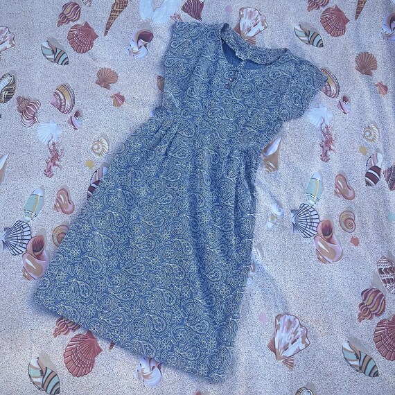 Vintage 1950s Blue Chambray Daisy and Paisley Dre… - image 2