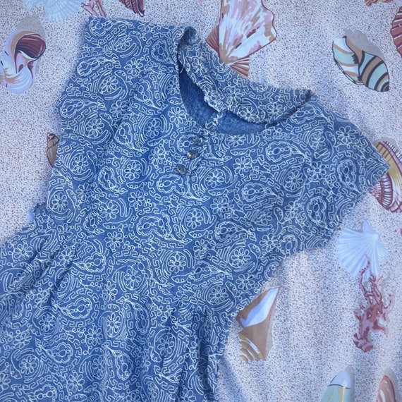 Vintage 1950s Blue Chambray Daisy and Paisley Dre… - image 1