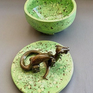 Tazón único de cerámica con tapa del arte del dragón japonés.
