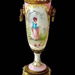 Antike Sevres Französische Porzellan Ormolu Bronze Montierte Miniatur Urne mit Handgemalten Panel Medaillons vom Künstler signiert.
