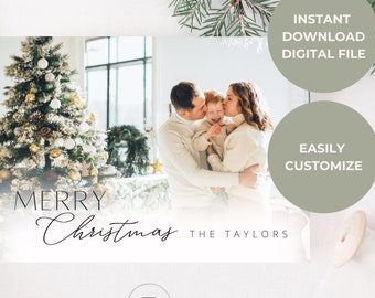 Op de afbeelding: Een kerstkaart sjabloon met een gezin van drie, een gedecoreerde kerstboom en de tekst "Merry Christmas The Taylors".