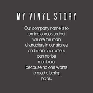 Pode incluir: Uma imagem em preto e branco com o texto "MY VINYL STORY" em letras grandes no topo. O texto abaixo diz "O nome da nossa empresa &eacute; para nos lembrar que somos os personagens principais das nossas hist&oacute;rias; e os personagens principais n&atilde;o podem ser med&iacute;ocres, porque ningu&eacute;m quer ler um livro chato."