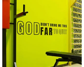 Op de afbeelding: Een motiverende quote, "GOD didn't bring me this far to quit," in zwarte letters op een felgele muur. De afbeelding bevat fitnessapparatuur: een zwarte bank, een optrekstang en een klimladder met zebraprint.