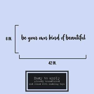 Pode incluir: Adesivo de parede preto e branco com o texto "be your own kind of beautiful". O adesivo mede 106,7 cm de largura e 15,2 cm de altura. F&aacute;cil de aplicar, j&aacute; transferido e vem com fita adesiva.