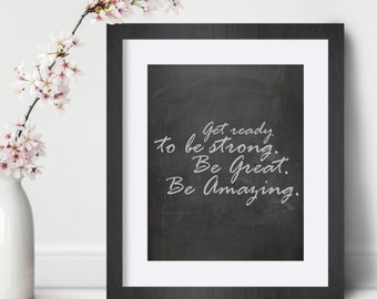 Könnte beinhalten: Ein schwarzer gerahmter Druck mit weißem Hintergrund und einer Kreidetafeltextur. Der Text auf der Kreidetafel lautet "Get ready to be strong. Be Great. Be Amazing."