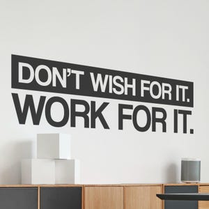 Naklejka ścienna Don't Wish for It Work for It | Motywacyjna naklejka winylowa | Sztuka ścienna do siłowni | Wystrój biura | Inspirujący cytat o fitnessie