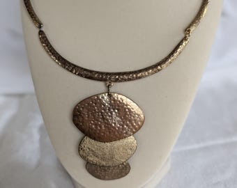 ハンマー仕上げの彫刻、ミックスメタル調のビブドロップネックレス、ステートメントブルータリズム