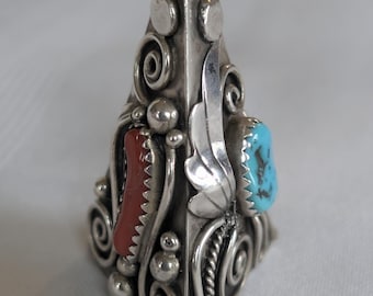 Ciondolo vintage nativo americano a tre lati con cabochon di turchese e corallo, decorato