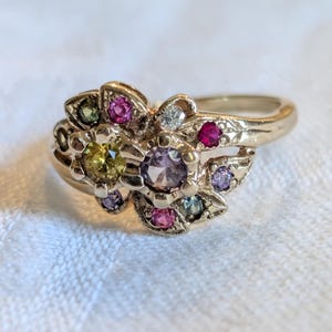 Ring van 10 karaats goud met clusterbloemen en meerdere edelstenen, maat 9