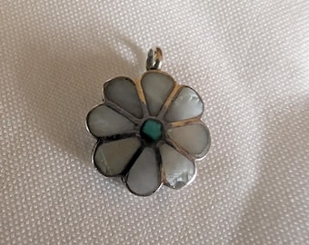 Ciondolo vintage nativo americano con intarsi in madreperla e turchese a forma floreale, firmato.