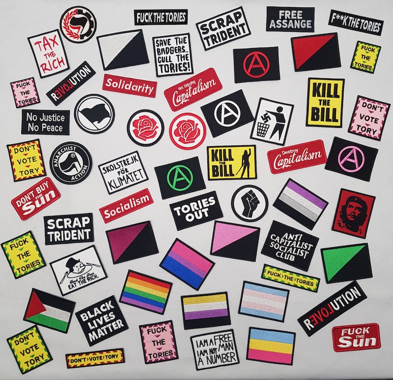 Pu&ograve; includere: Una collezione di toppe ricamate colorate con messaggi politici e sociali. Le toppe presentano slogan come "Tax the Rich", "Revolution", "Scrap Trident", "Kill the Bill", "Don't Vote Tory", "Black Lives Matter", "Free Assange", "Solidarity", "Socialism", "Capitalism", "Tories Out", "Anti-Capitalist Socialist Club", "I am a Free Man, I am not a Number", "Fuck the Tories", and "Don't Buy the Sun".