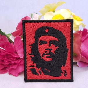 以下が含まれることがあります： 星がついた赤いベレー帽をかぶったチェ・ゲバラの黒いシルエットが刺繍された赤いパッチ