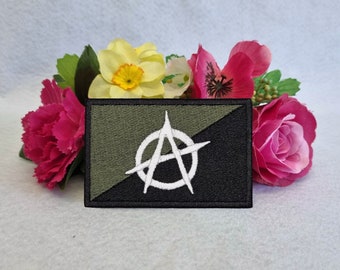 Naszywka z oliwkową flagą anarchistyczną. Do prasowania, na rzep lub do przyszycia! Anarchia - Anarchista - Anarcho-syndykalizm.