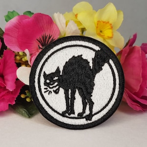 サボ猫 - サブ猫 - サボタビー - 黒猫の刺繍パッチ。アイロン接着、ベルクロ、縫い付けなど、さまざまなオプションがあります。