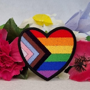 Naszywka haftowana tęczowym sercem Progress Pride. Opcje prasowania, rzepu lub przyszywania! LGBT - LGBTQ+ - Gay - Queer - Trans
