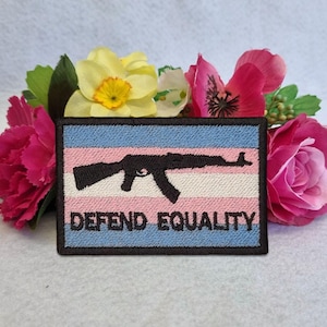 Försvara jämlikhet Transgender flagga tygmärke – Broderad 7,5 x 5 cm