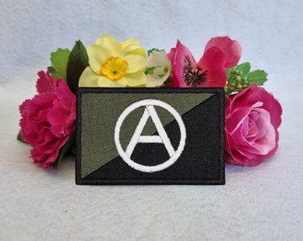 Naszywka z oliwkową flagą anarchistyczną. Do prasowania, na rzep lub do przyszycia! Anarchia - Anarchista - Anarcho-syndykalizm.