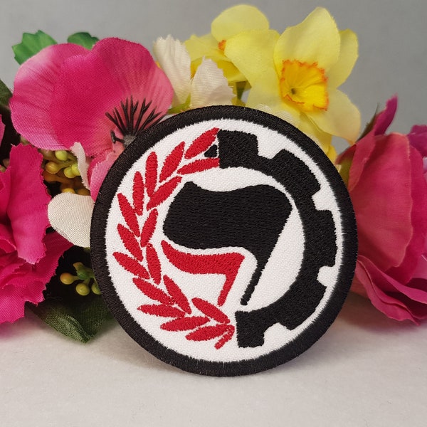 Couronne antifa (antifasciste) et écusson brodé en forme de rouage. Repassez, velcro ou cousez au choix !