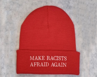Broderad mössa med texten "Gör rasisterna rädda igen". (fler färger finns tillgängliga på begäran) - Anti MAGA - Anti Trump
