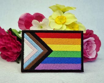 Parche bordado con la bandera arcoíris del orgullo Progress. ¡Se puede planchar, pegar con velcro o coser! LGBT - LGBTQ+ - Gay - Queer - Trans