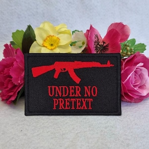 Puede incluir: Un juego de tres tazas de cerámica con un acabado mate moteado. Las tazas son en tonos crema, gris claro y gris oscuro. Cada taza tiene un diseño simple y minimalista y un asa redondeada.