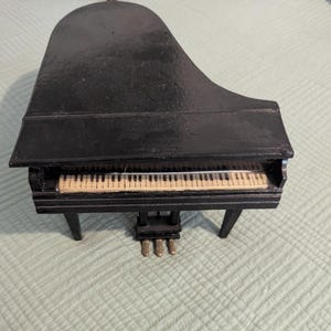 Piano de casa de muñecas