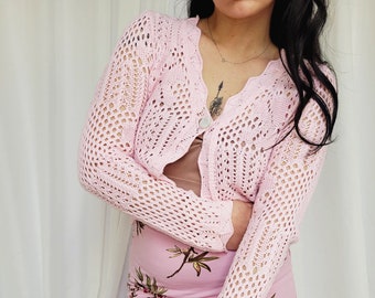 Haut de chandail rose transparent, tricot torsadé rétro des années 90 voir à travers un cardigan rose à un bouton