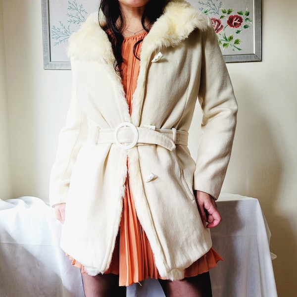 Manteau vintage des années 80 en laine beige avec col en fausse fourrure ceinturé