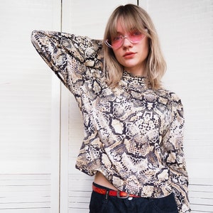 Vintage top voor vrouw, Vintage jaren '90 snake print flare mouw rollneck top blouse, retro kleding, retro vrouw kleding