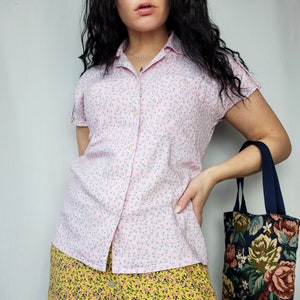 パステルピンクのミニマリストブラウス、ヴィンテージ90年代パステルピンクの花柄サマーブラウストップ、ヴィンテージブラウス、レトロサマーボタンダウン、Mサイズ