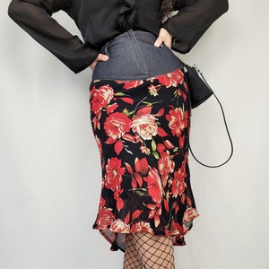 赤い花柄ミディスカート、ヴィンテージ 00 年代のバラ柄プリント シフォン アシンメトリー スカート、レトロな女性服、ヴィンテージ スカート、S サイズ