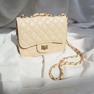 Date de la crème sur sac, vintage 90 s beige capitonné chaîne petit sac bandoulière sac à main