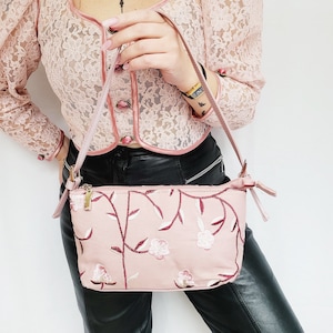 Mini sac baguette à bandoulière rose rétro Y2K brodé