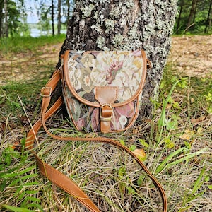 Petit sac à bandoulière style rétro années 90 en tissu de moquette à fleurs