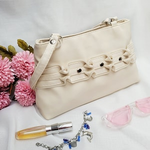 Bolsa de ombro decorada com babados branco creme retrô dos anos 90