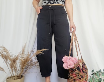 Calça capri vintage preta minimalista de cintura média dos anos 90
