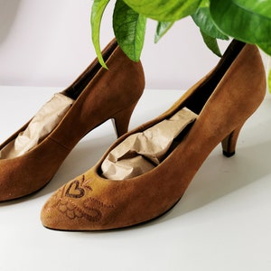 1980 brown suede pumps, Vintage 80s suede brown embroidered pumps shoes, retro shoes for woman