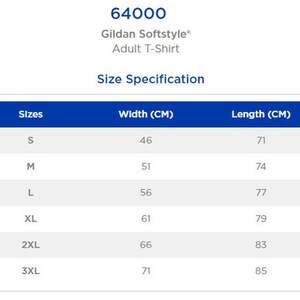Puede incluir: Tabla de especificaciones de tallas para una camiseta Gildan Softstyle para adultos. La tabla, con un encabezado azul, enumera las tallas S a 3XL, con las medidas de ancho y largo correspondientes en cent&iacute;metros. El texto "64000" est&aacute; en la parte superior.