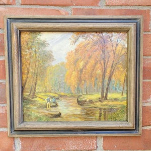 Pintura al óleo vintage sobre cartón firmada por el artista / Paisaje otoñal con río en el bosque y hombres pescando / Árboles con follaje otoñal y hojas anaranjadas