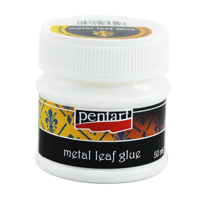 Op de afbeelding: Een witte plastic pot met een zwart etiket waarop "pentart metal leaf glue" en "50 ml" staat. De pot is gevuld met witte lijm.