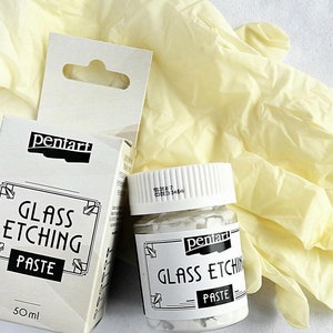 以下が含まれることがあります： 白いガラスエッチングペーストの瓶。黒いラベルには「Pentart Glass Etching Paste」と書いてあり、白いラベルには「50ml」と書いてあります。