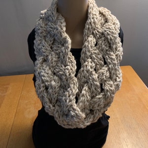 Modèle d&#39;écharpe au crochet, capot au crochet trapu, écharpe tressée, écharpe à débordement