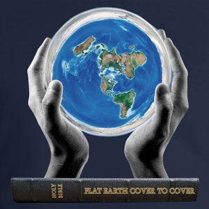 Peut inclure: Une paire de mains tenant un globe représentant une carte de la Terre plate. Le globe repose sur un livre noir avec des lettres dorées qui disent "HOLY BIBLE" et "FLAT EARTH COVER TO COVER".