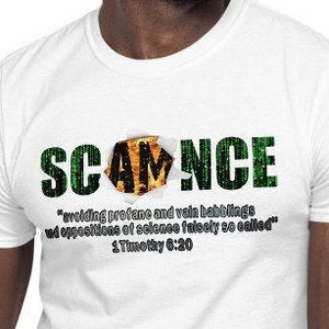 Peut inclure: T-shirt blanc avec un graphique vert et noir qui dit "SCAMNCE" avec un morceau de papier déchiré révélant un graphique jaune et noir qui dit "AM". Le texte sous le graphique dit "avoiding profane and vain babblings and oppositions of science falsely so called" et "1 Timothy 6:20".