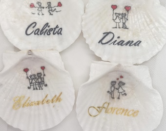 Tarjetas de mesa personalizadas con conchas marinas auténticas para bodas: Tarjetas con nombres de conchas con letras a mano, con borde dorado o lisas, decoración para bodas en la playa