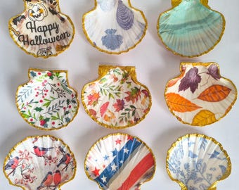 Plato de conchas marinas con borde dorado pintado a mano: decoración de playa costera
