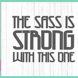 Archivo SVG sarcástico para Cricut diciendo que el sass es fuerte con esta cita divertida Sassy Signs Tee Tumbler Word Letter Print Silhouette Cut