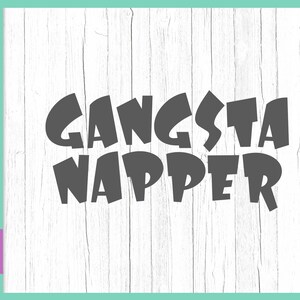 Grappige Baby SVG Bestanden voor Cricut Zeggen Gangsta Napper Little Boy Onesie SVG Outfit Nap Mat Woord Teken Tee Bodysuit Quote Print Silhouette Cut